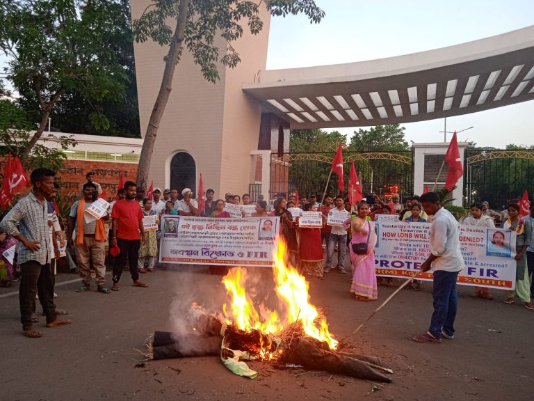 माकपा ने आईआईटी  खड़गपुर में हो रहे छात्रों के अस्वाभाविक मौत के खिलाफ को लेकर किया प्रदर्शन, निदेशक और  सुरक्षा अधिकारी का जलाया पुतला